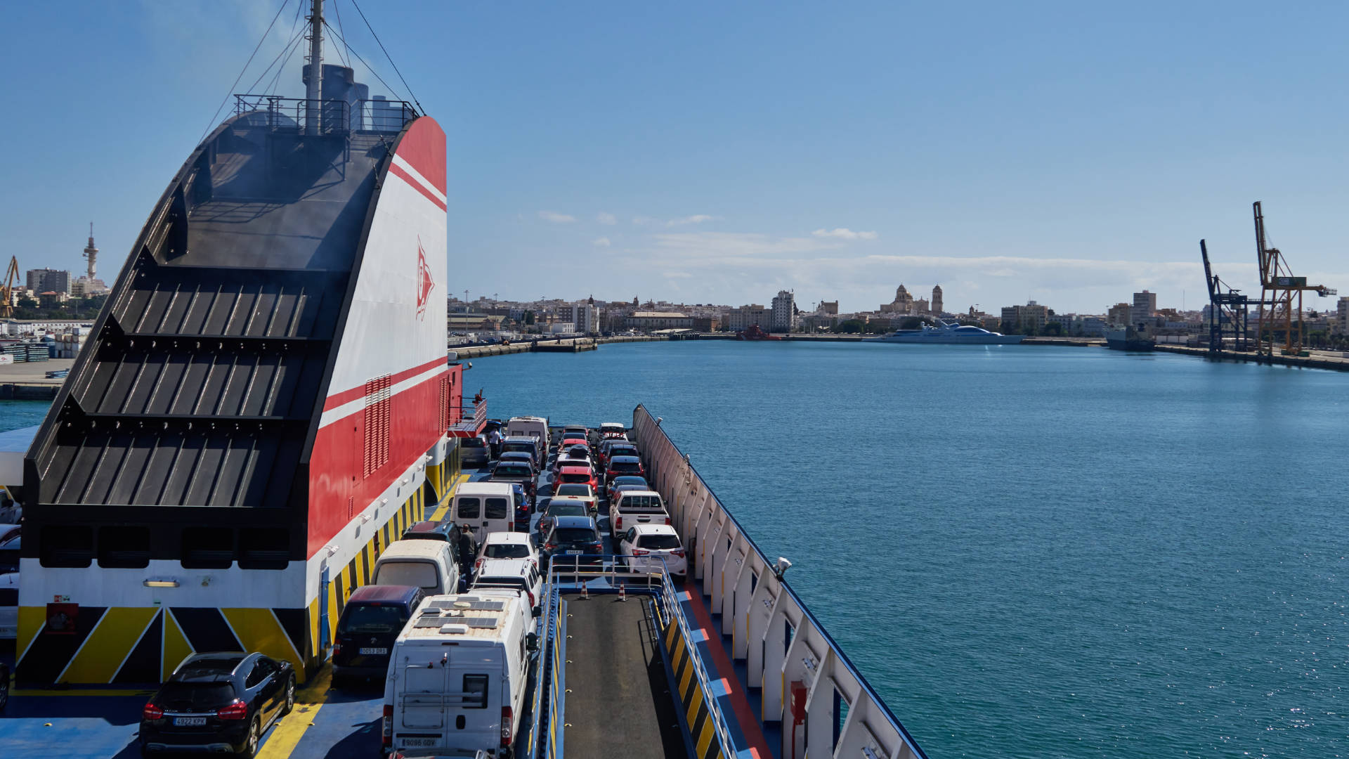 Auslaufen Cádiz Ciudad de Valencia der Trasmediterránea.