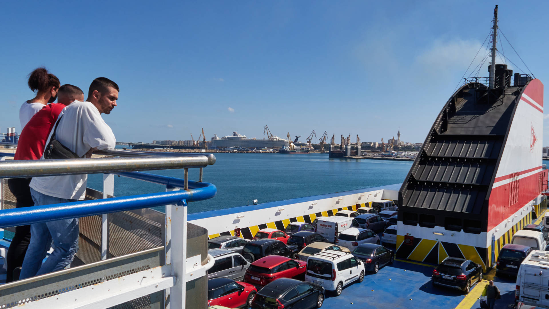 Auslaufen Cádiz Ciudad de Valencia der Trasmediterránea.