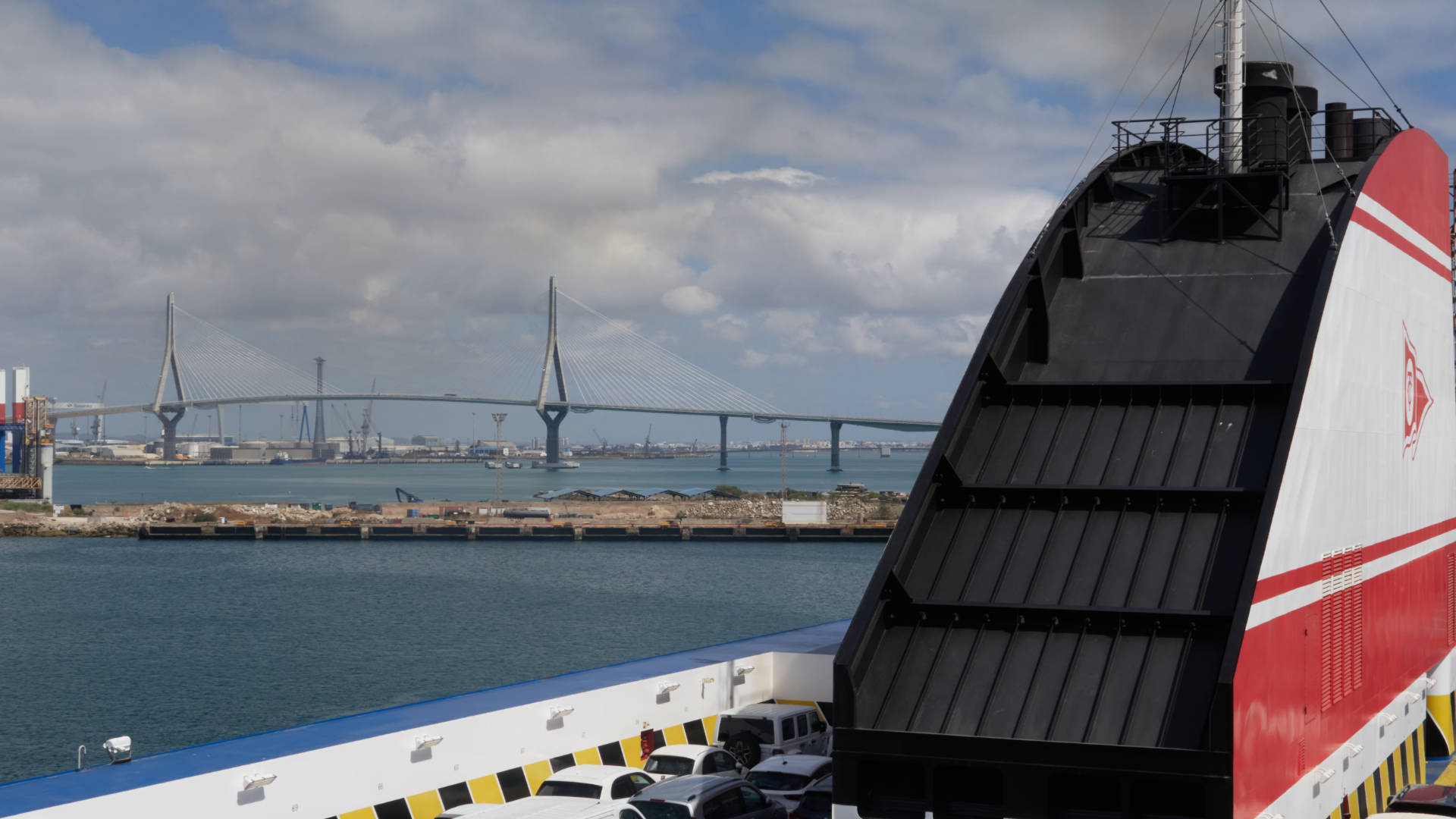 Auslaufen Cádiz Ciudad de Valencia der Trasmediterránea.