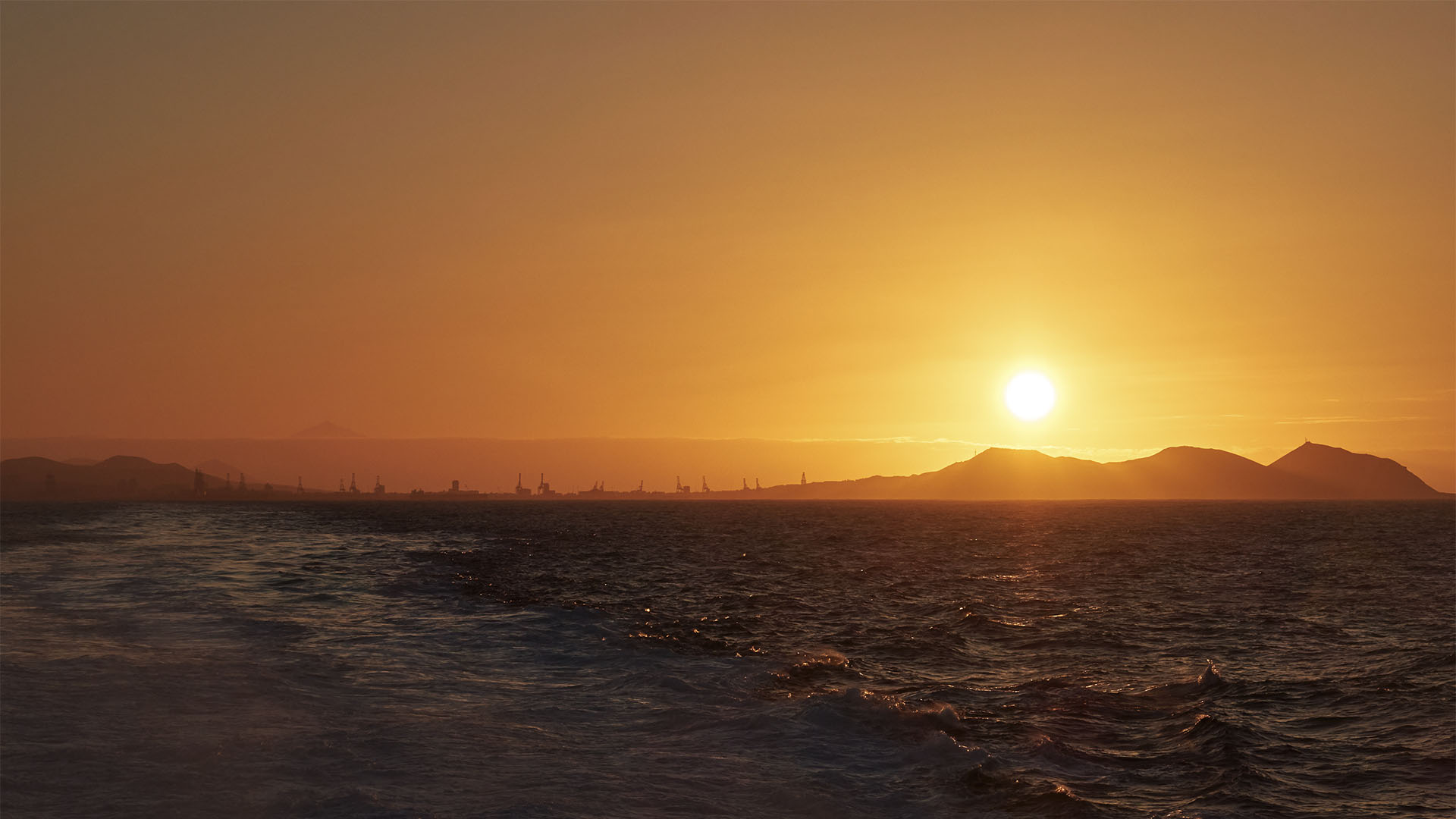 Von Puerto de la Luz Las Palmas de Gran Canaria auslaufen in den Sonnenuntergang.