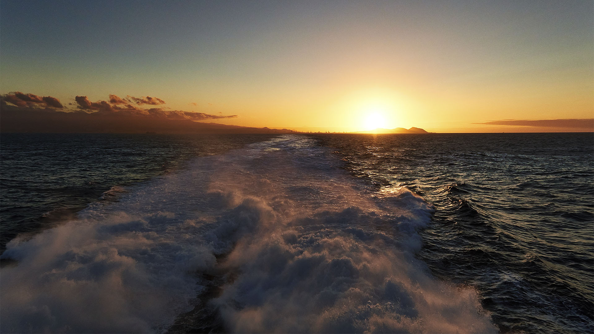 Von Puerto de la Luz Las Palmas de Gran Canaria auslaufen in den Sonnenuntergang.