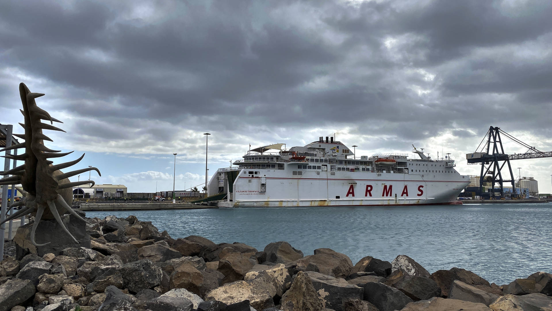 Volcan de Timanfaya von Naviera Armas im Hafen von Puerto del Rosario Fuerteventura.