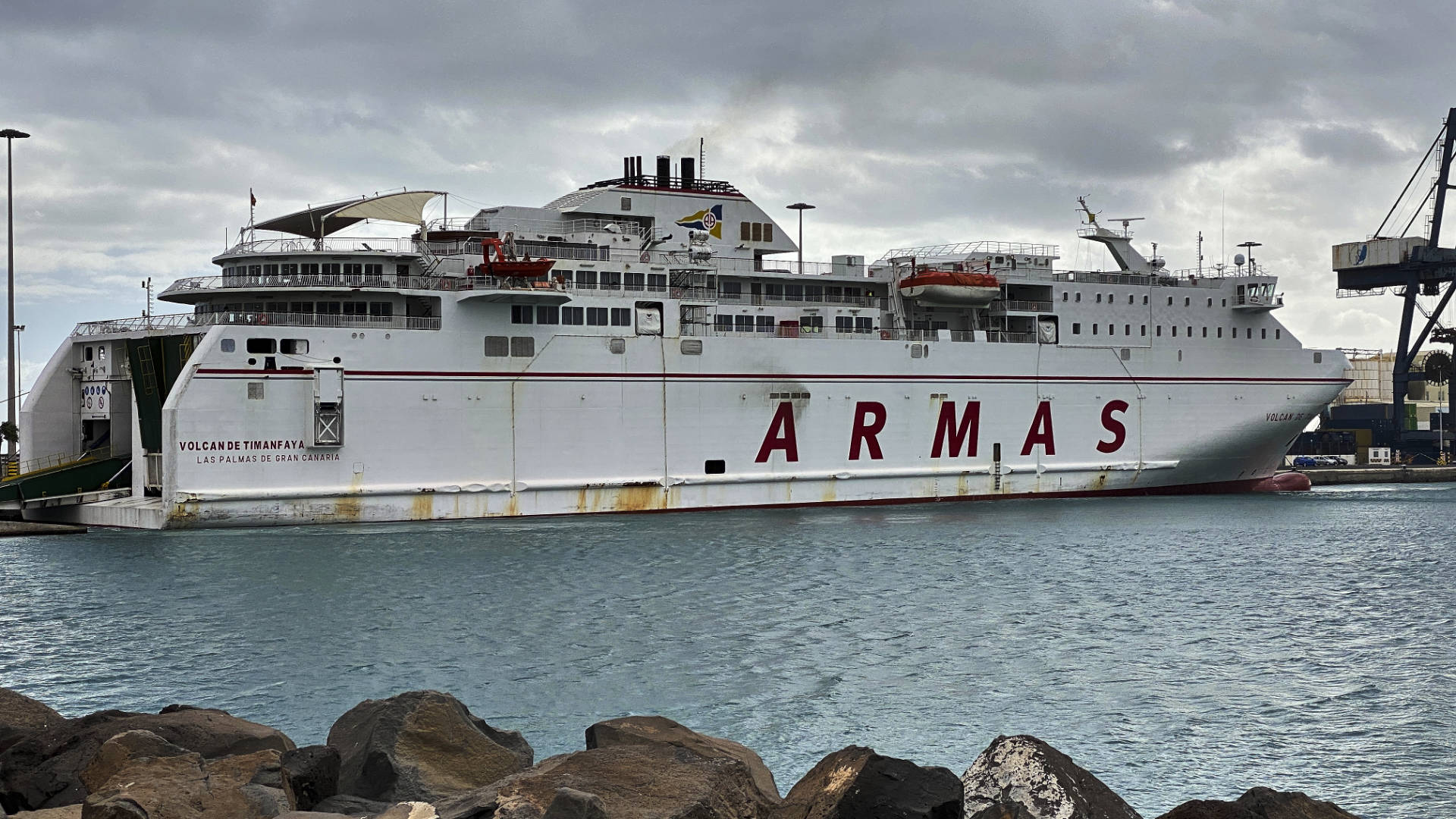 Volcan de Timanfaya von Naviera Armas im Hafen von Puerto del Rosario Fuerteventura.