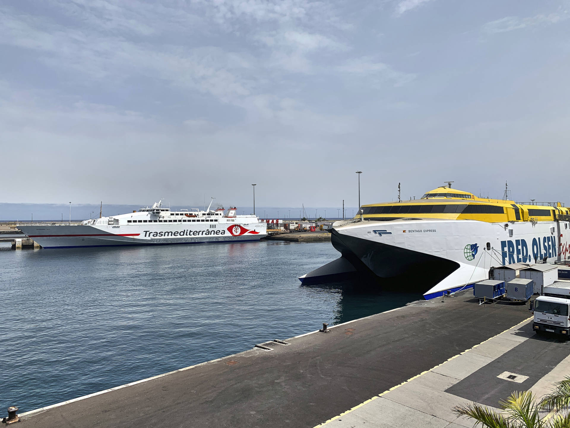 Fred. Olsen und Trasmediterránea bzw. Naviera Armas Fähre Puerto Santa Cruz de Tenerife.