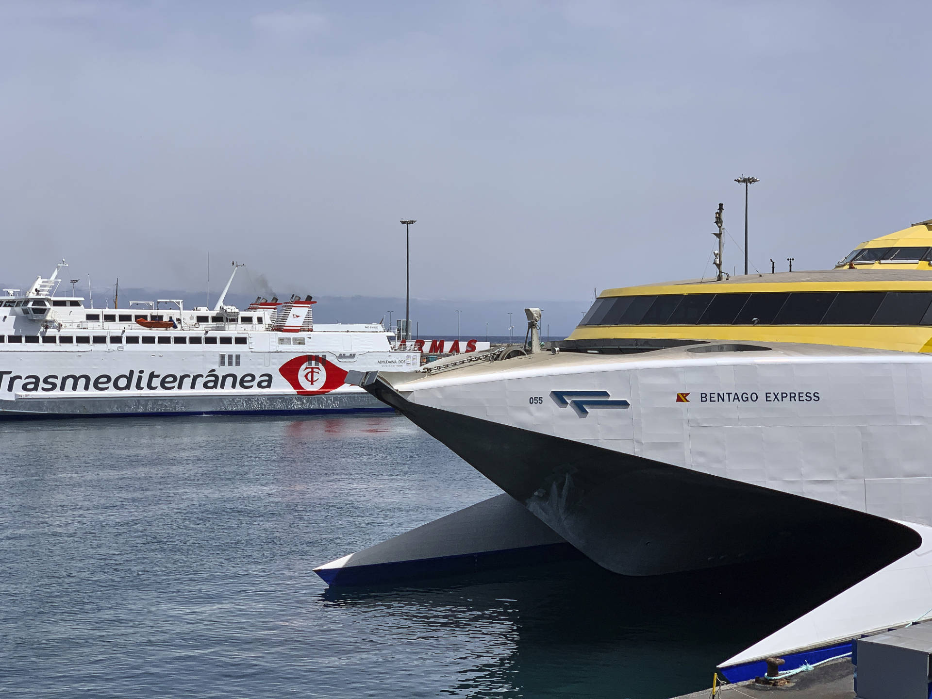 Fred. Olsen und Trasmediterránea bzw. Naviera Armas Fähre Puerto Santa Cruz de Tenerife.