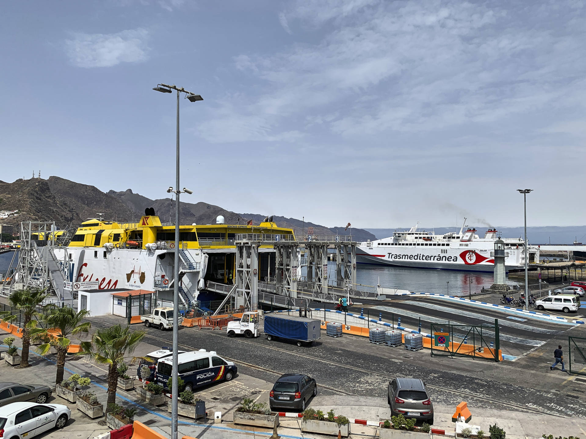 Fred. Olsen und Trasmediterránea bzw. Naviera Armas Fähre Puerto Santa Cruz de Tenerife.