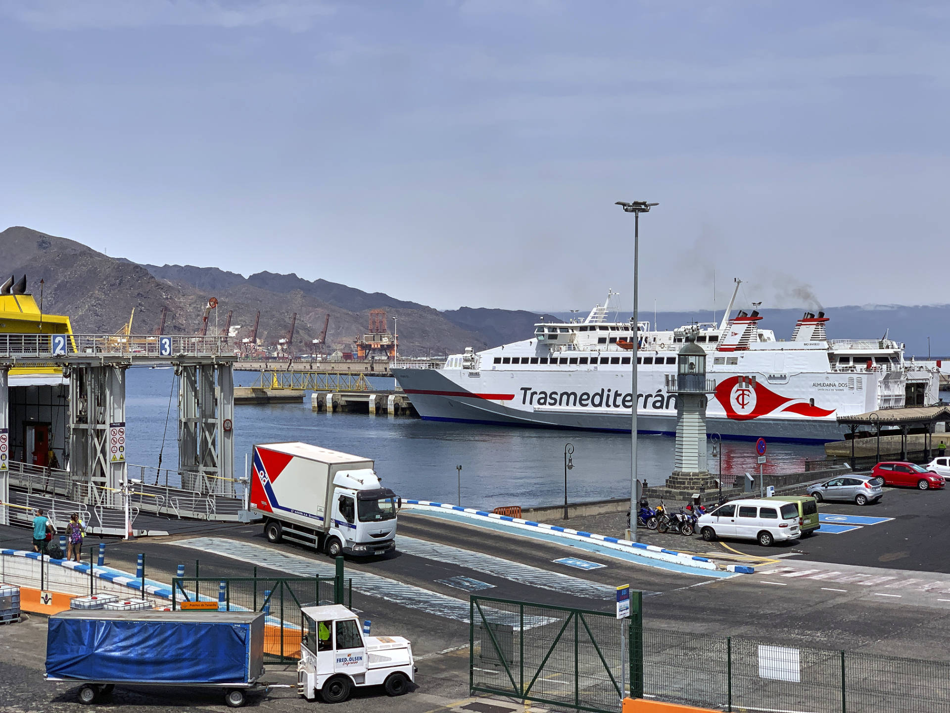 Fred. Olsen und Trasmediterránea bzw. Naviera Armas Fähre Puerto Santa Cruz de Tenerife.