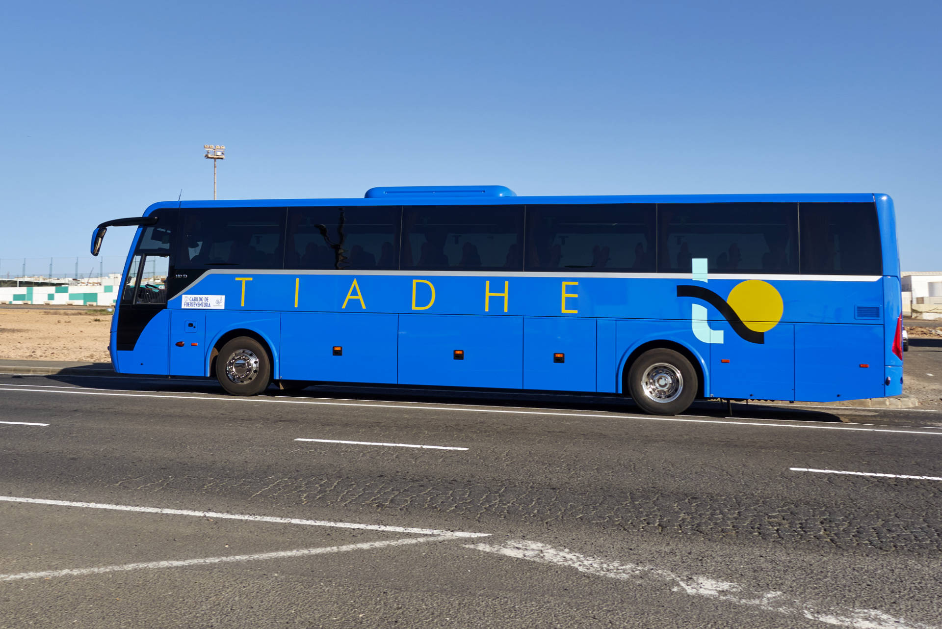 Öffentliches Busnetz Fuerteventura – das neue Design der TIADHE Busse seit 2023.