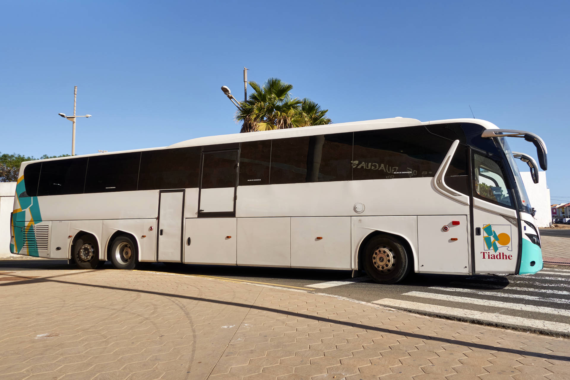 Öffentliches Busnetz Fuerteventura – das alte Design der TIADHE Busse vor 2023.