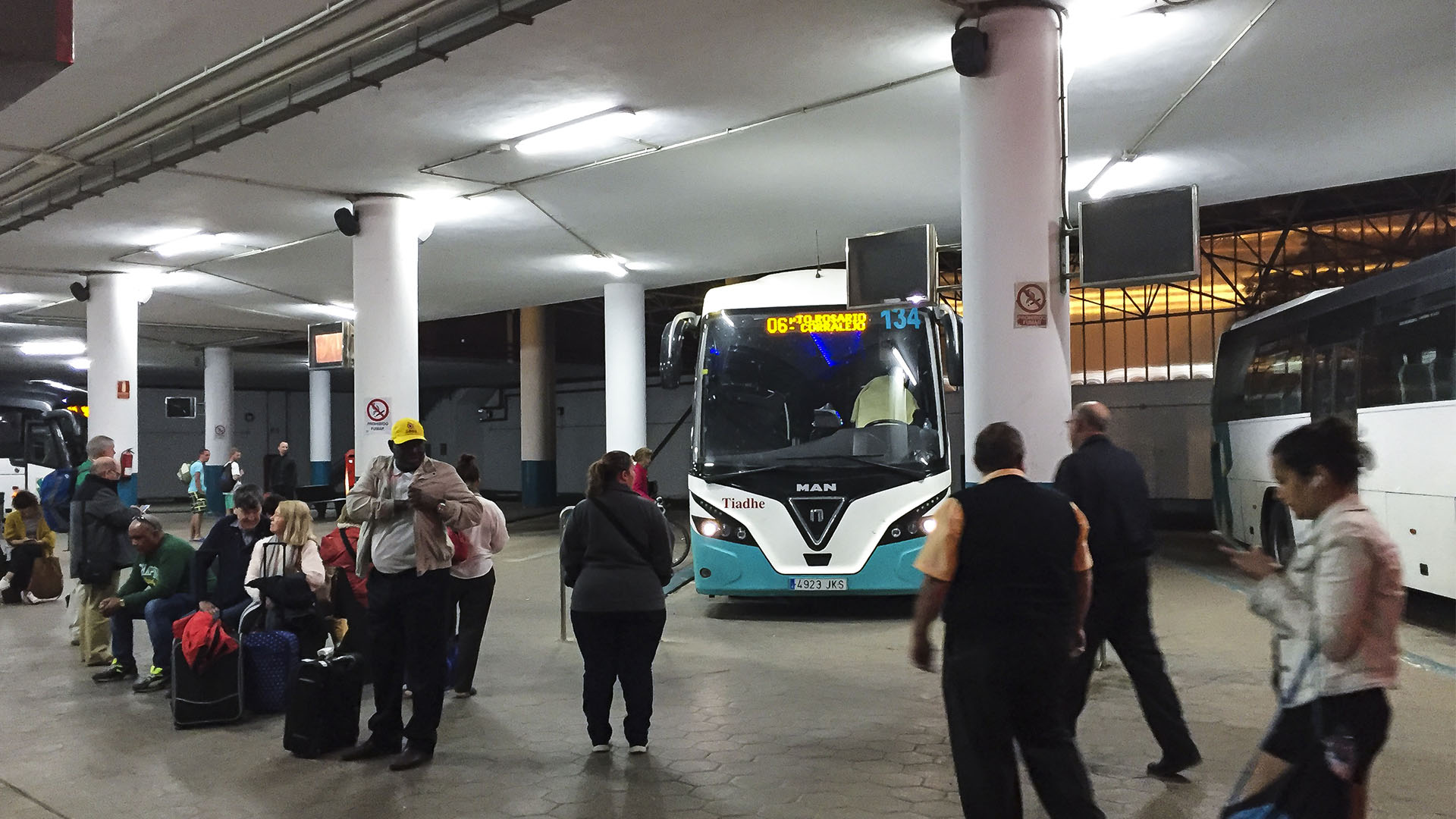 Unterwegs auf Fuerteventura mit öffentlichen Verkehrsmitteln – Bus und Taxi.