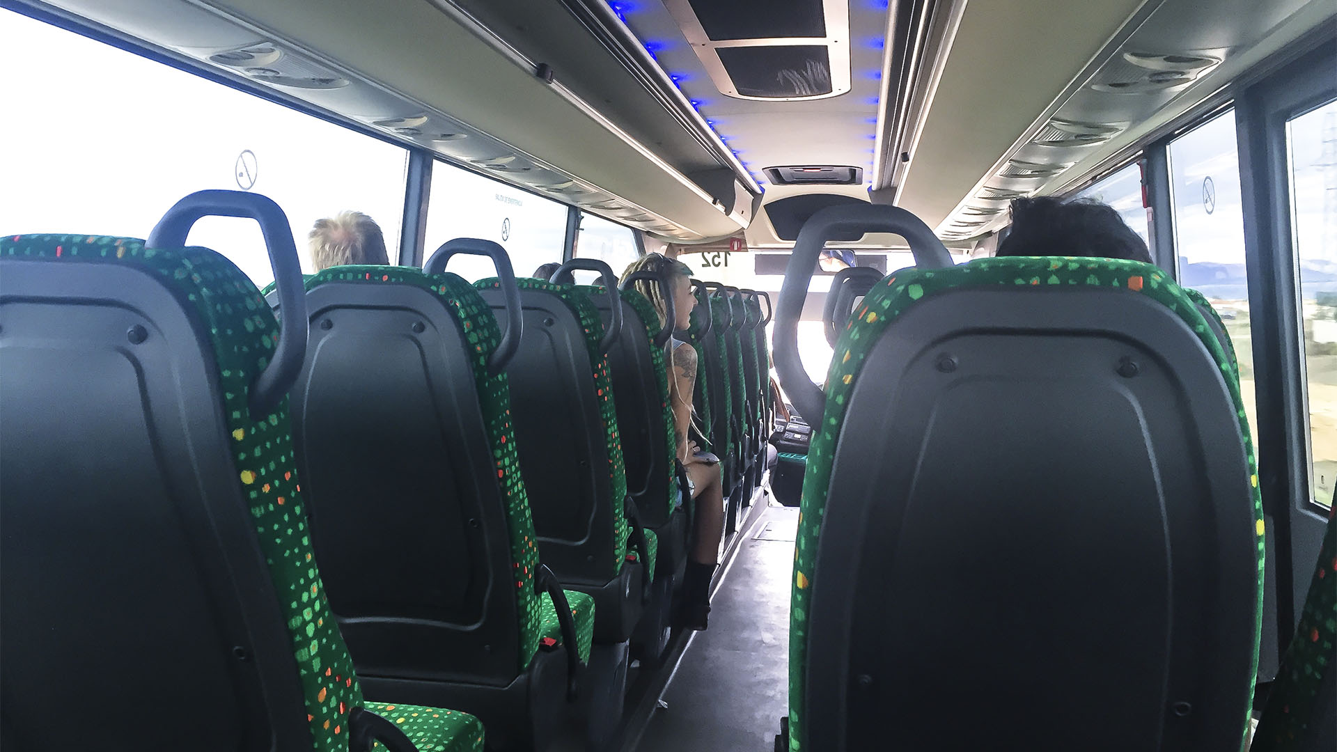 Die Busflotte von Tiadhe Fuerteventura von Innen – top moderne Reisebusse bringen den Reisenden bequem und sicher über die Insel.