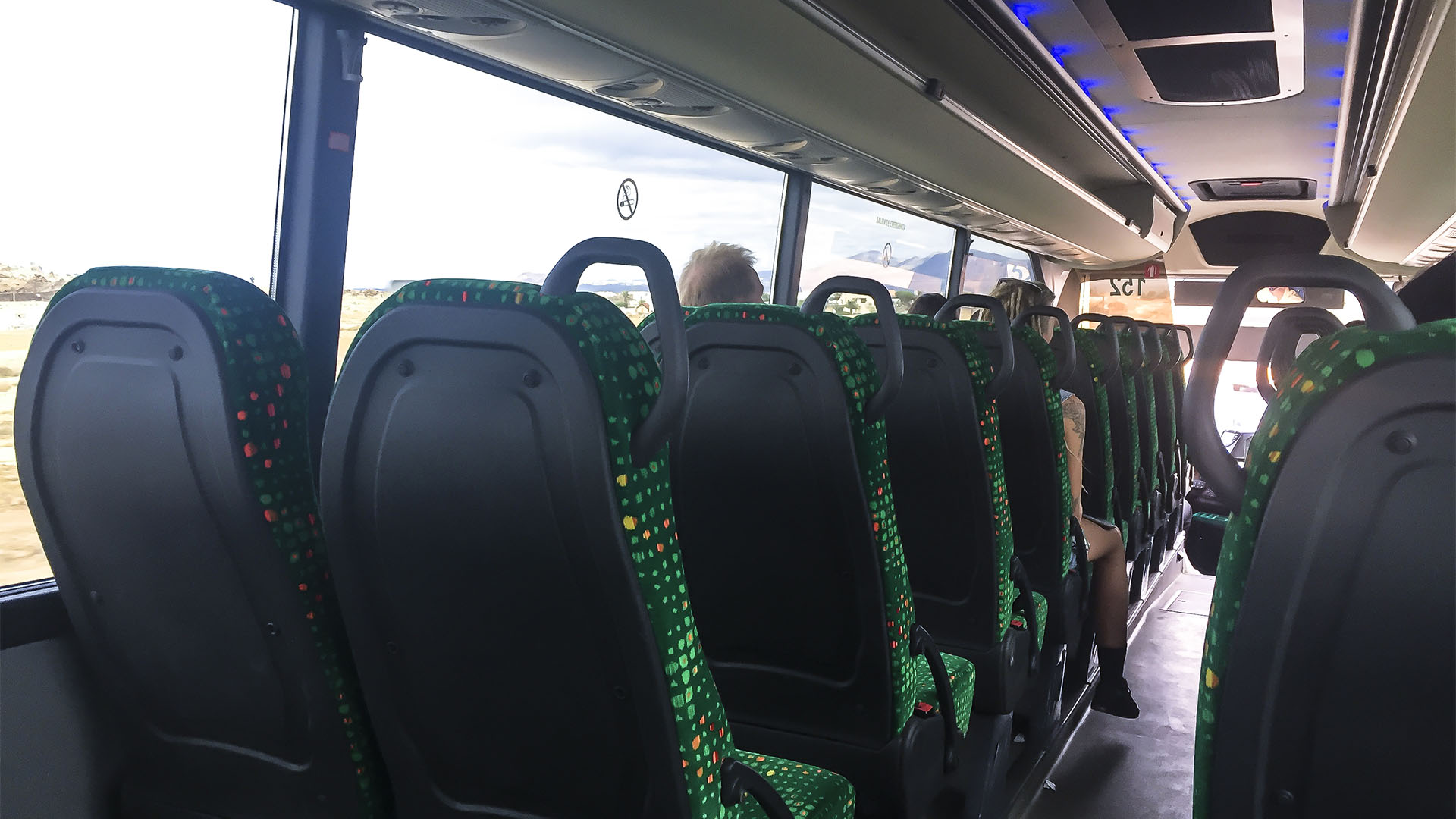 Die Busflotte von Tiadhe Fuerteventura von Innen – top moderne Reisebusse bringen den Reisenden bequem und sicher über die Insel.