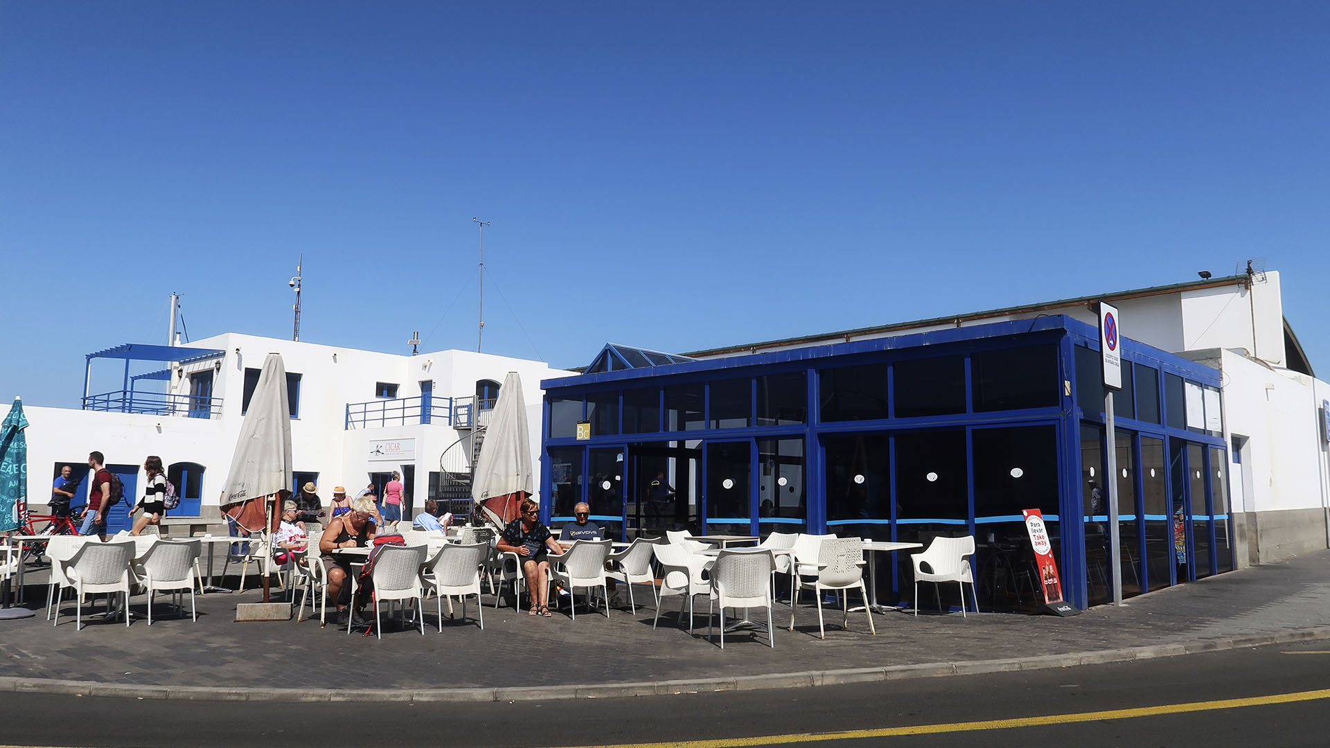 Der Fährhafen in Corralejo Fuerteventura – bis kurz vor dem an Bord gehen, kann in der Sonne gesessen werden.