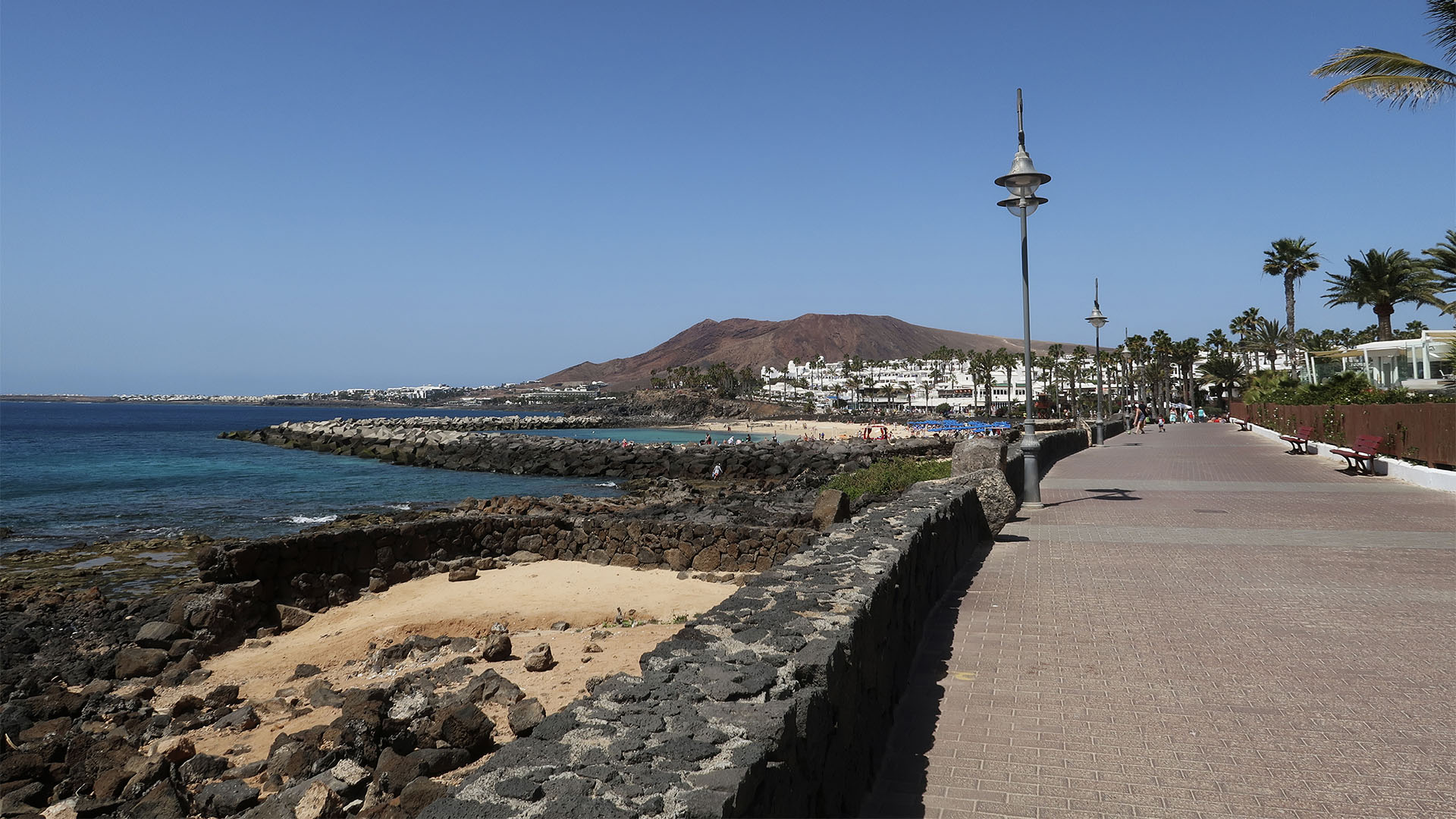 Der schöne Paseo von Playa Blanca führt bis zum Leuchtturm Faro Punta de Pechiguera Lanzarote.