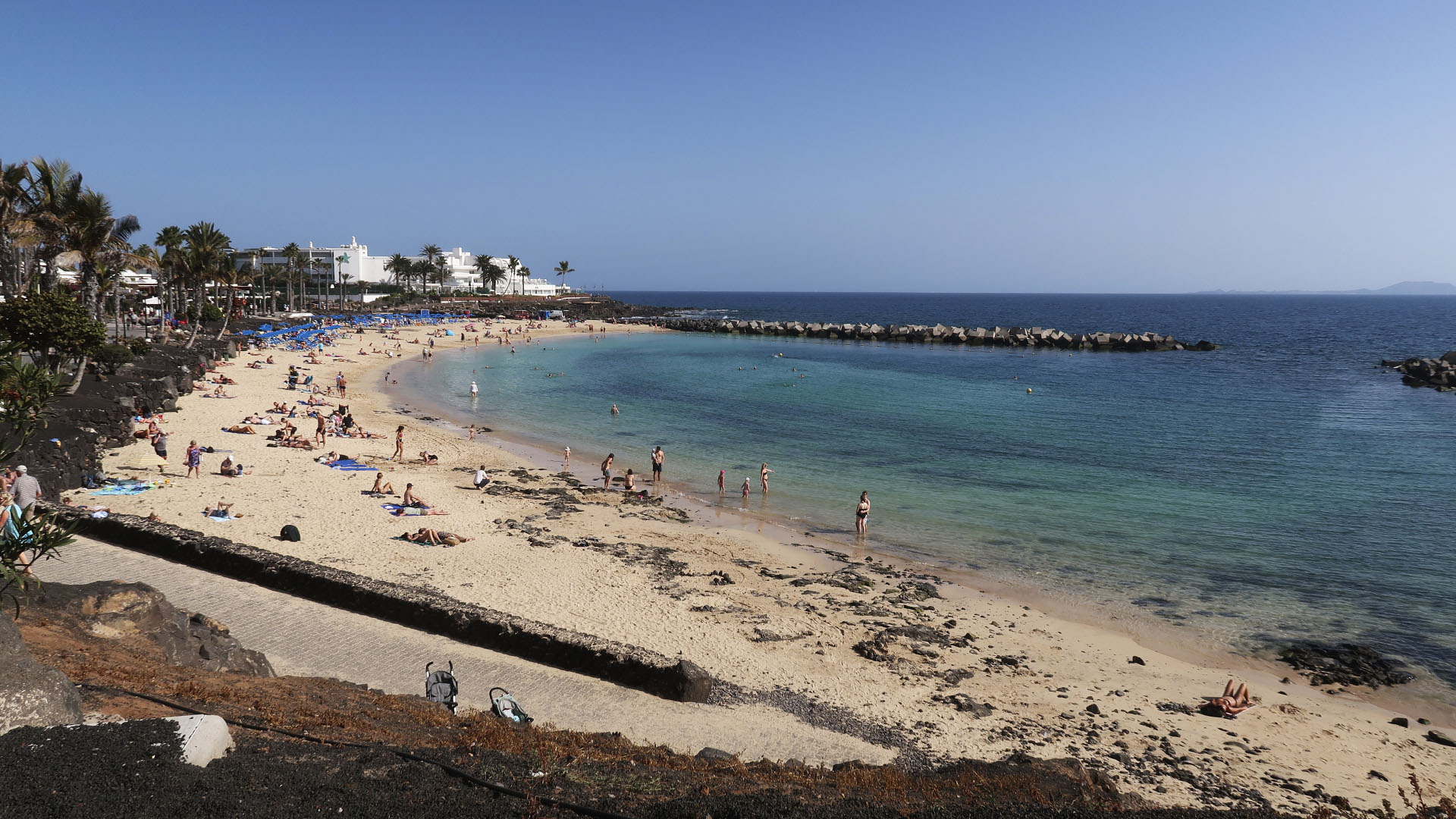 Playa Flamingo mit seiner künstlichen Badebucht direkt am Paseo von Playa Blanca Lanzarote.