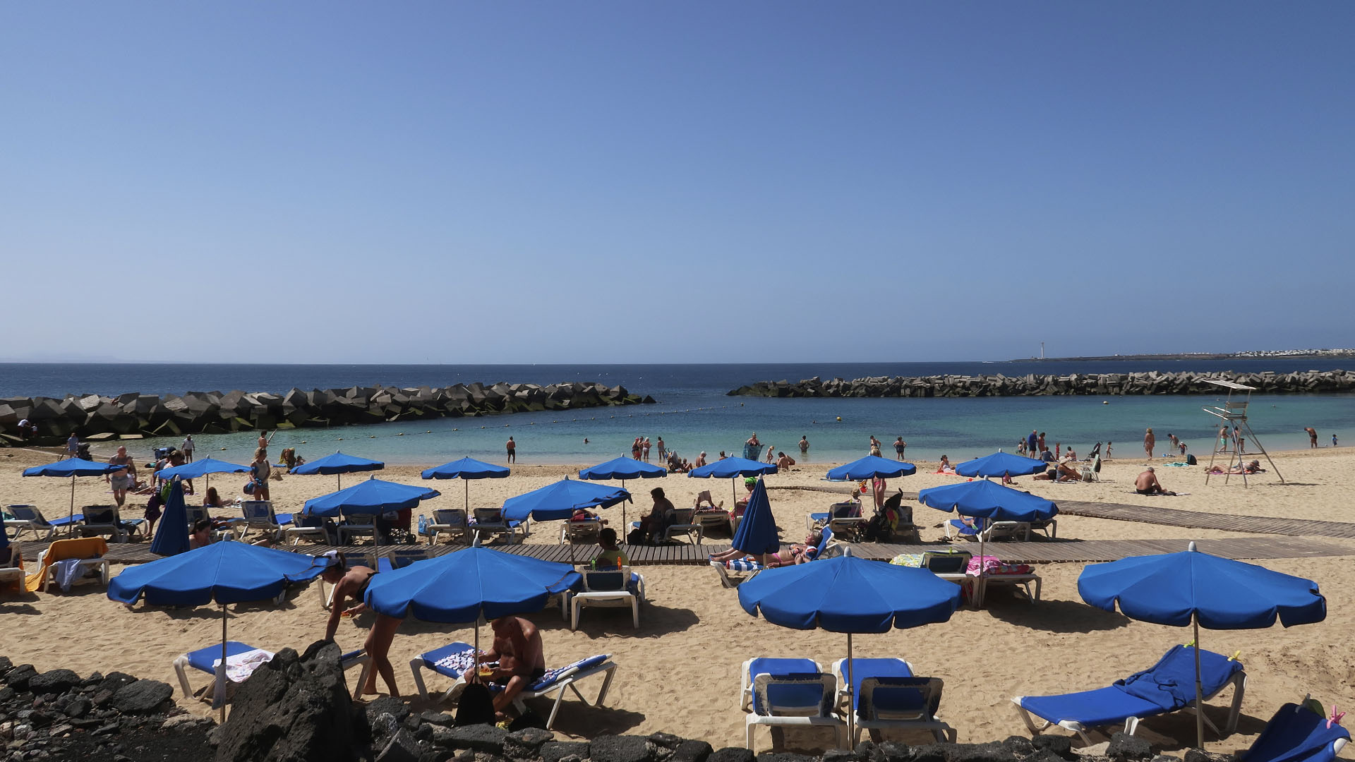 Playa Flamingo mit seiner künstlichen Badebucht direkt am Paseo von Playa Blanca Lanzarote.