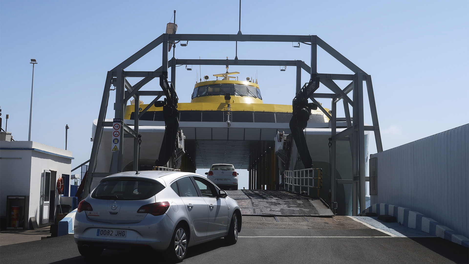 Der riesige Bauch des Katamarans der Fred Olsen Jet Fähre im Hafen von Corralejo Fuerteventura.