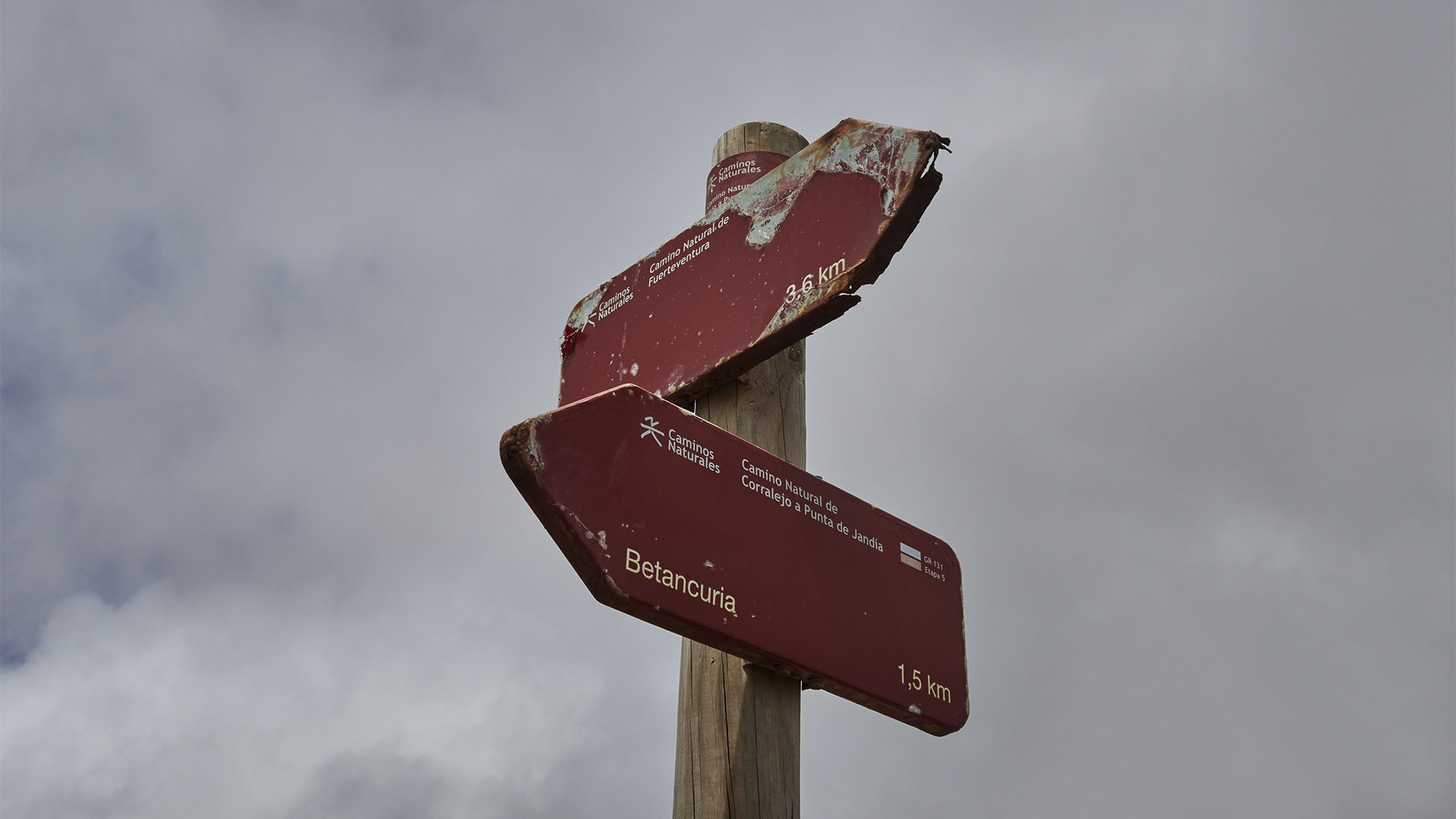 Orientierung beim Wandern auf Fuerteventura – Wegmarkierungen.