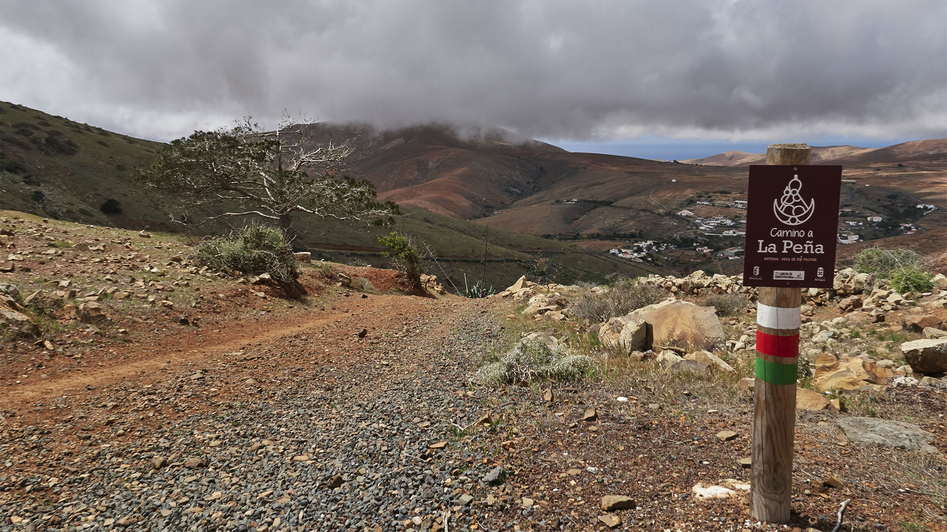 Orientierung beim Wandern auf Fuerteventura – Wegmarkierungen.