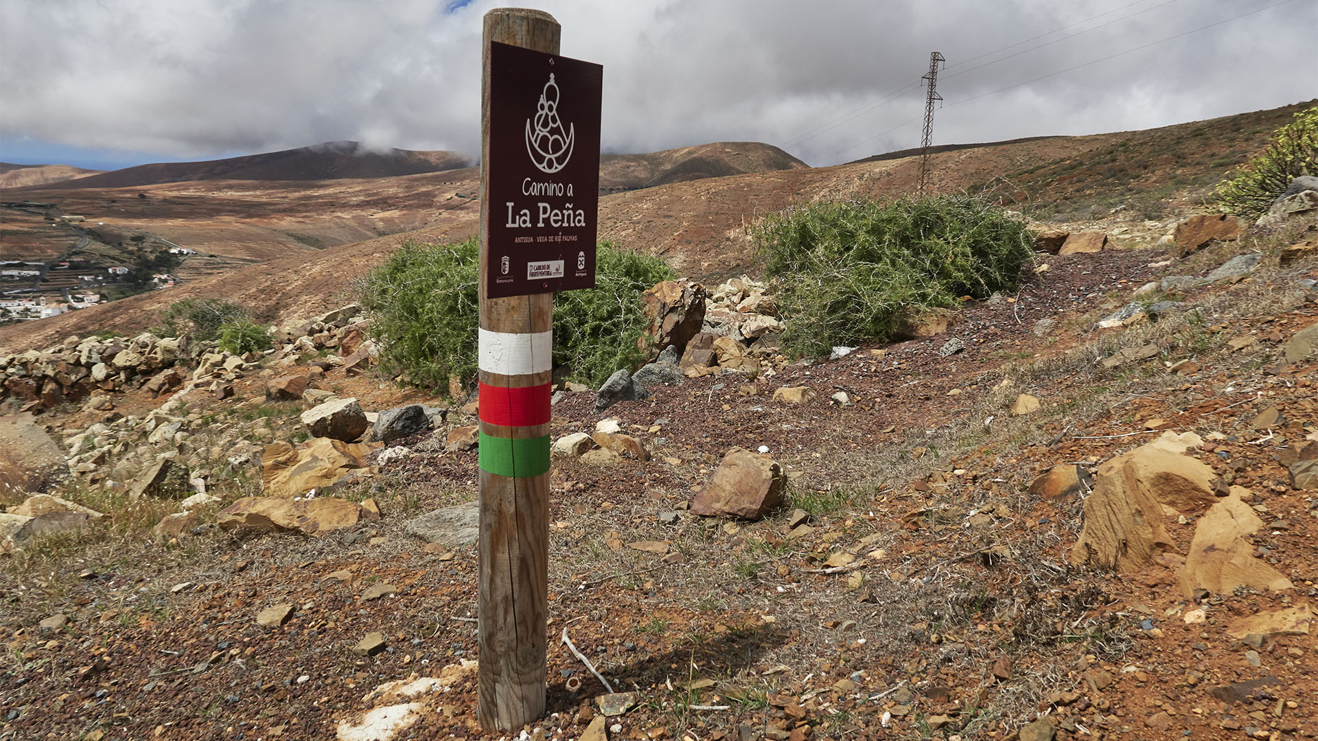 Orientierung beim Wandern auf Fuerteventura – Wegmarkierungen.