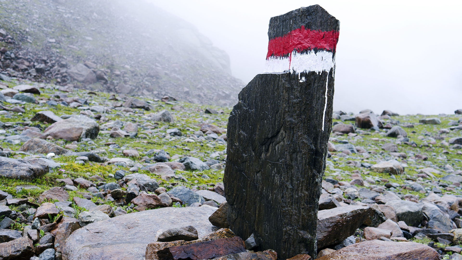 Der Klassiker in den Alpen – Wegmarkierung rot und weiss – bei Nebel und bei Nacht gut zu erkennen.