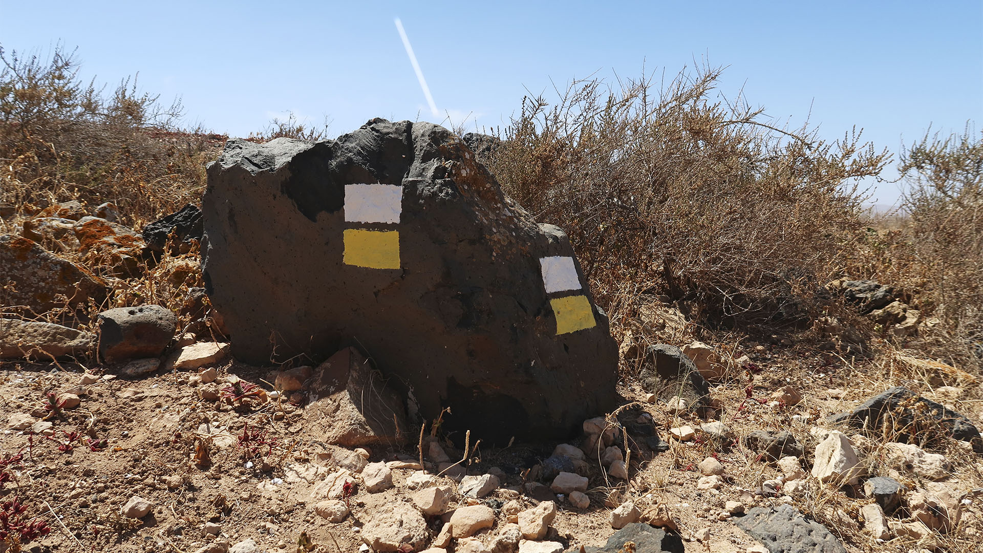 Die Wegmarkierung auf Fuerteventura – weiss und gelb – par, man ist richtig.