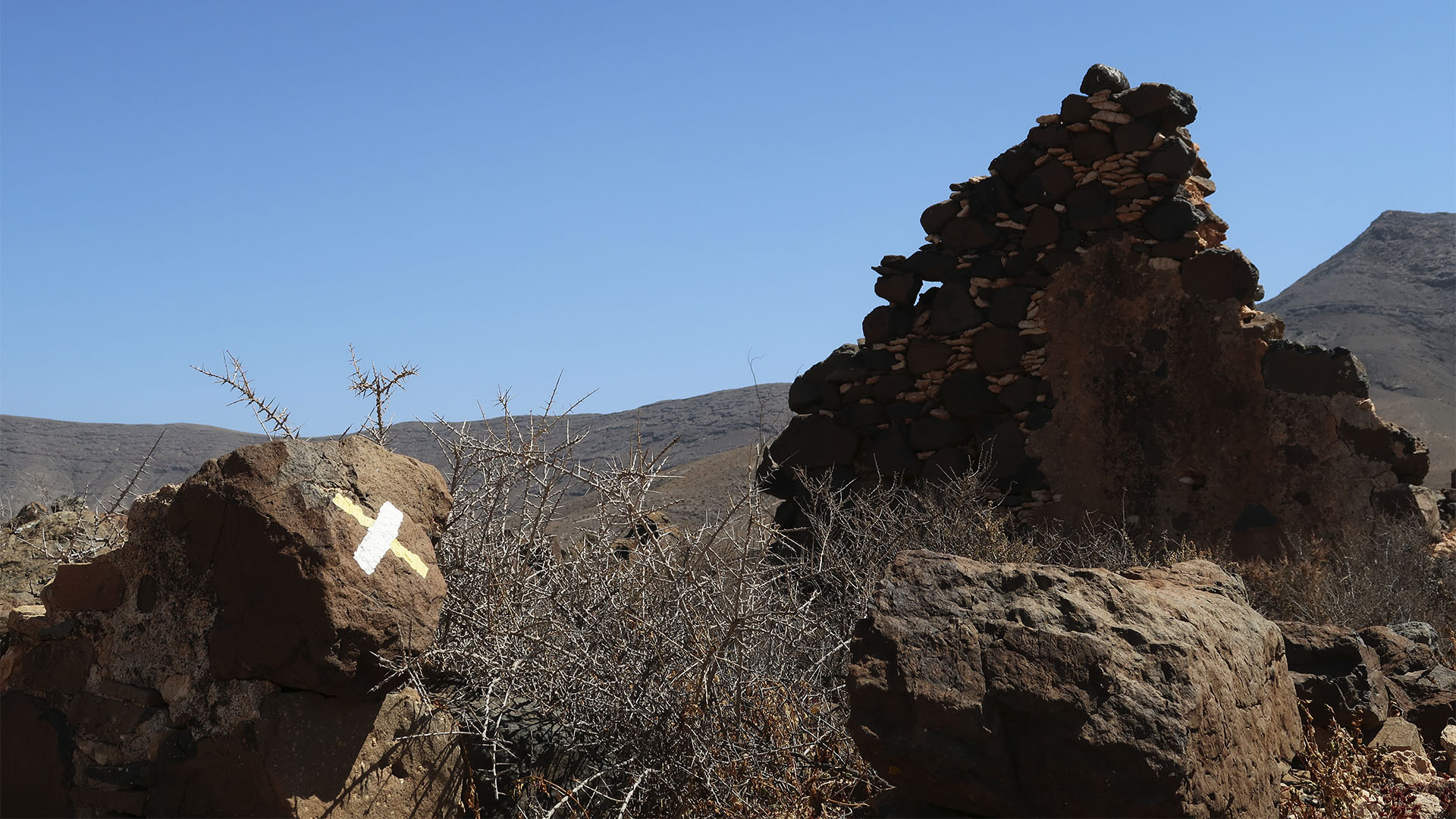 Die Wegmarkierung auf Fuerteventura – weiss und gelb – gek, falscher Weg.