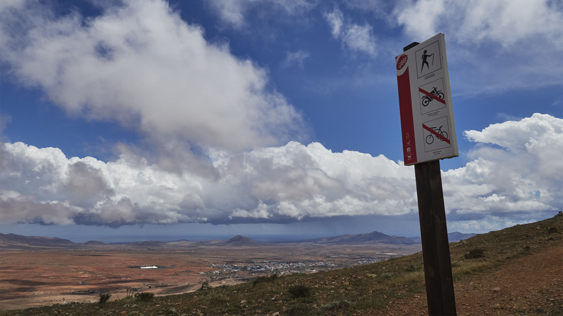Orientierung beim Wandern auf Fuerteventura – Wegmarkierungen.