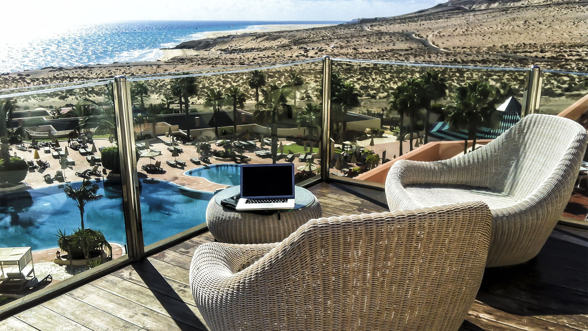 Mobil arbeiten am Playa de la Barca Fuerteventua.