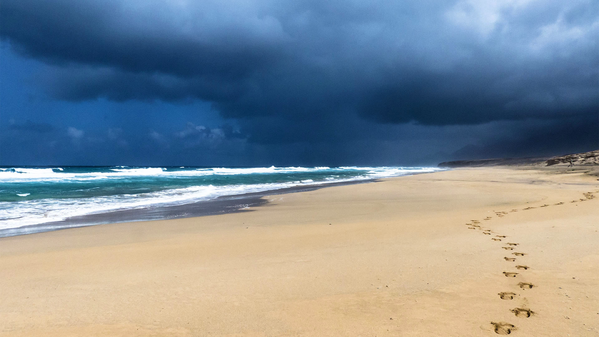 Einsame Strandwanderungen auf Fuerteventura – zum Roque del Moro.