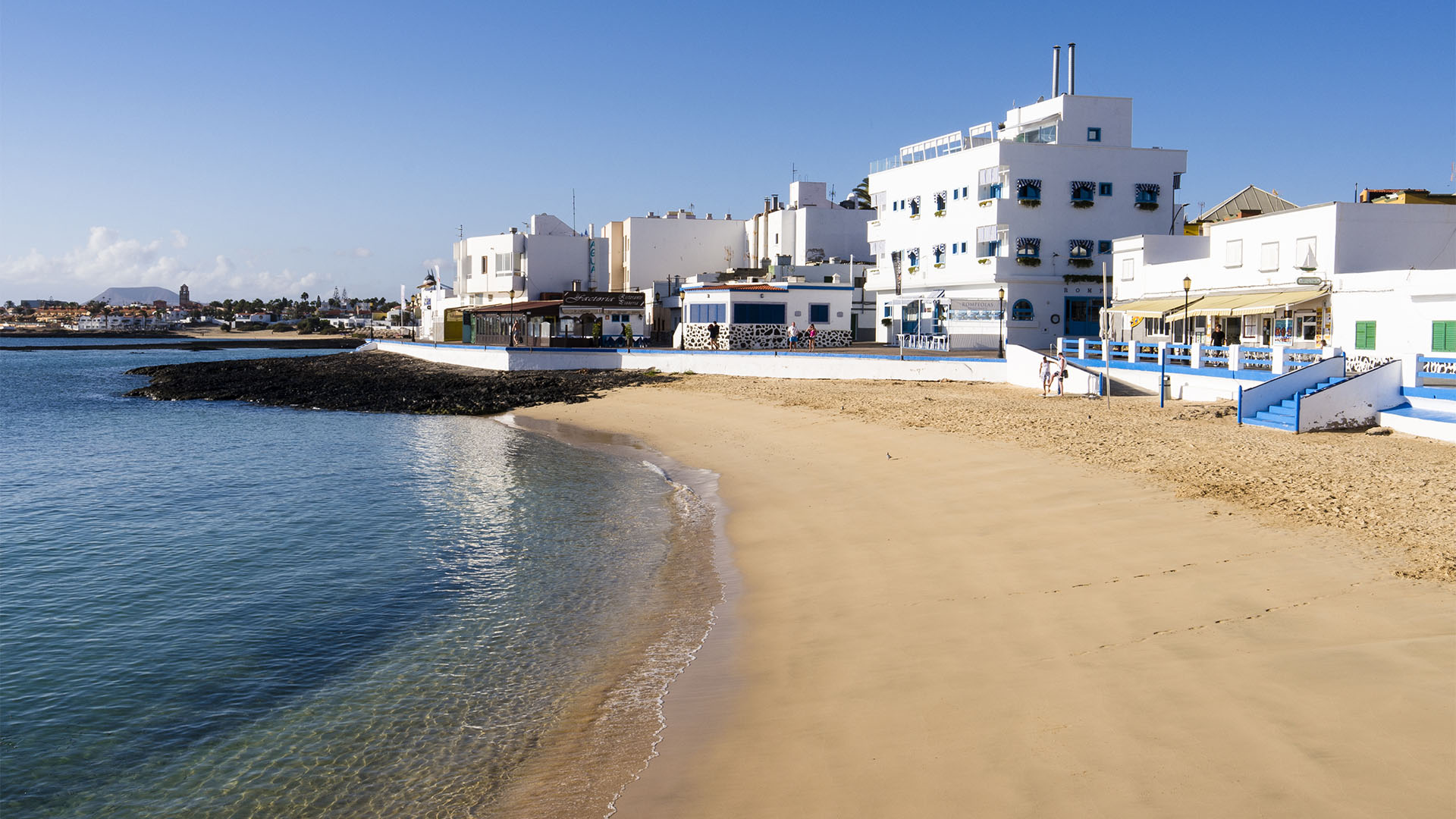 Playa de Clavellina – Stadtstrand von Corralejo im Norden von Fuerteventura.