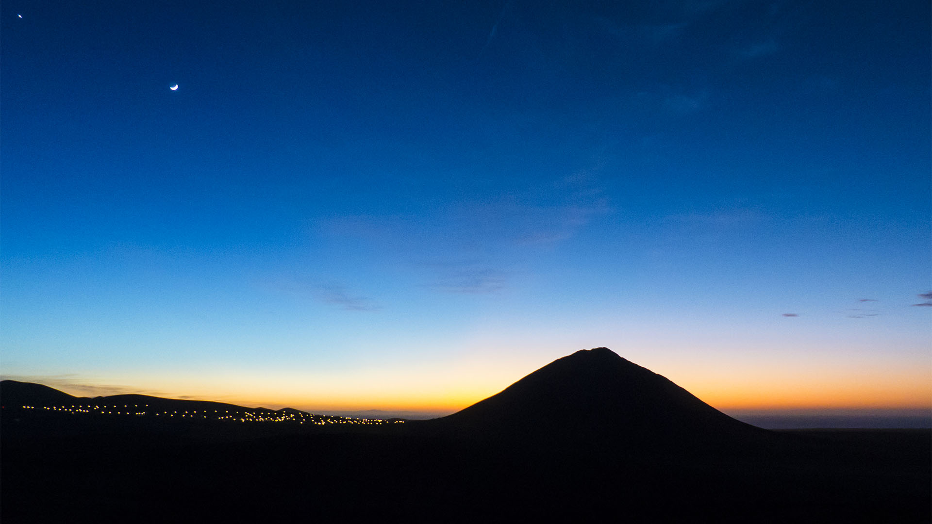 Neben der FV-10 – der Tindaya bei Sonnenuntergang.