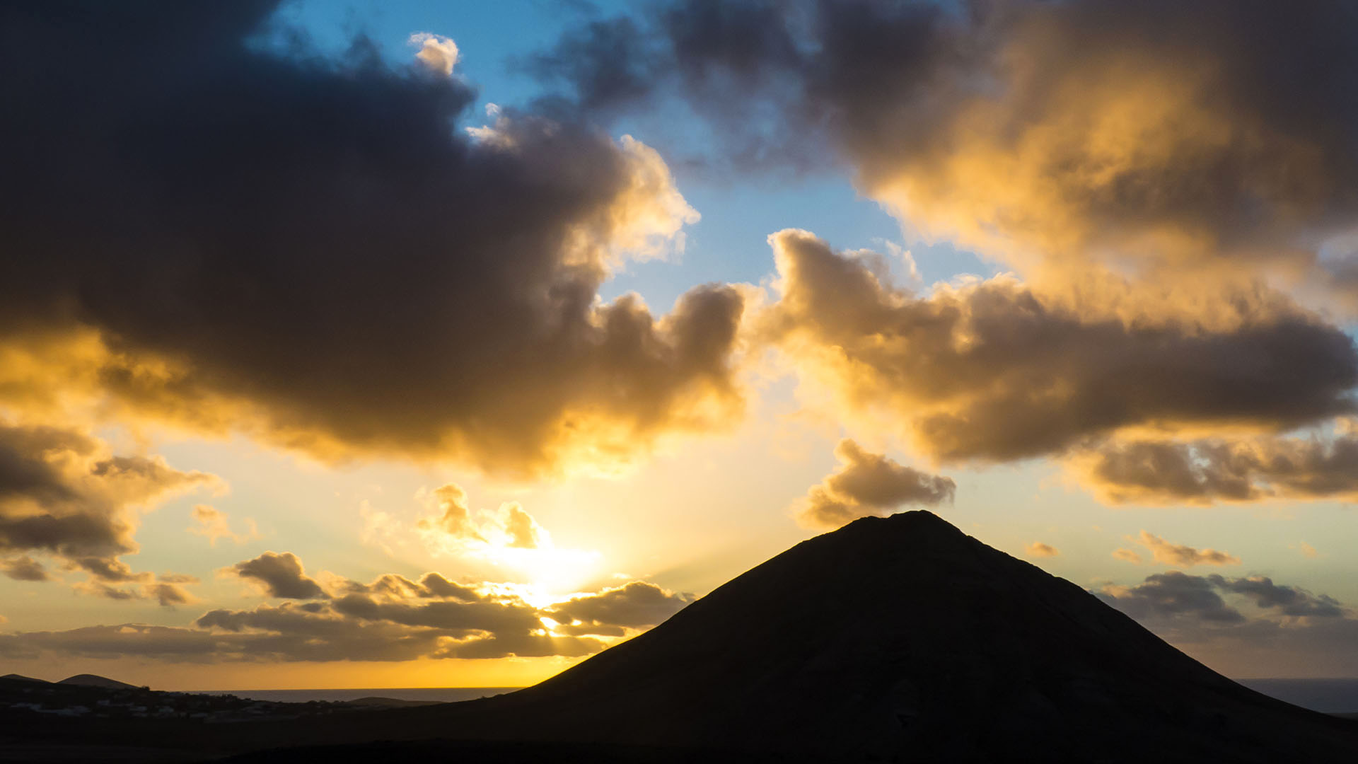 Neben der FV-10 – der Tindaya bei Sonnenuntergang.