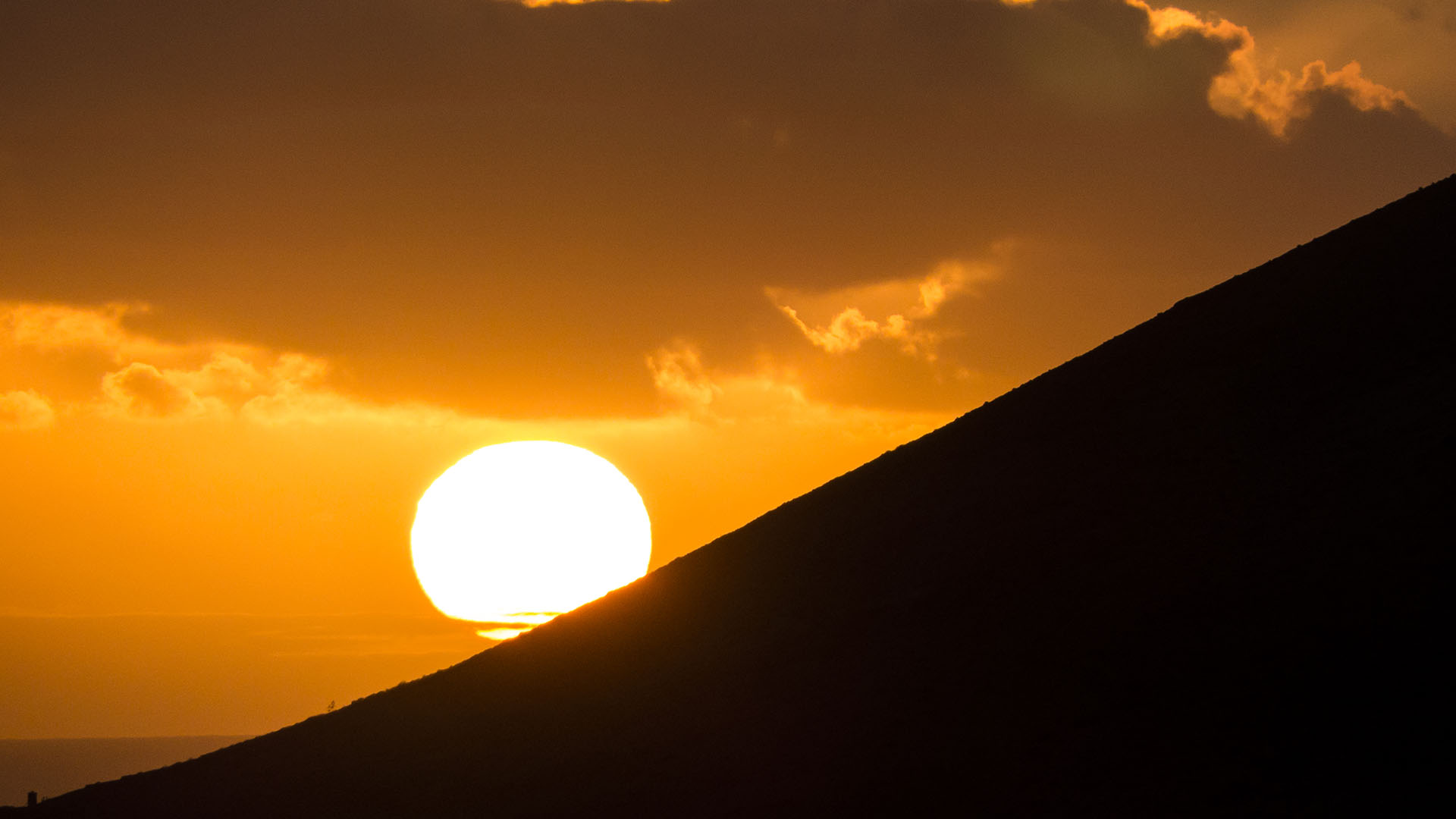 Neben der FV-10 – der Tindaya bei Sonnenuntergang.