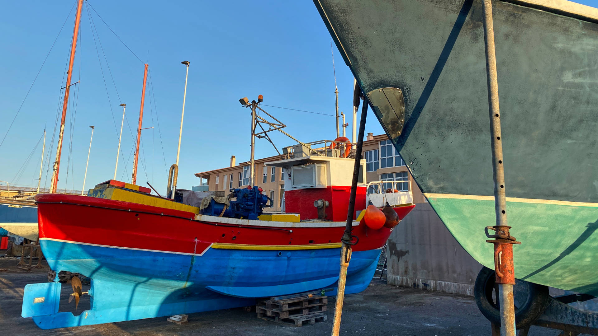 Neuer Anstrich für Fischerboote – bunt sollte es sein.