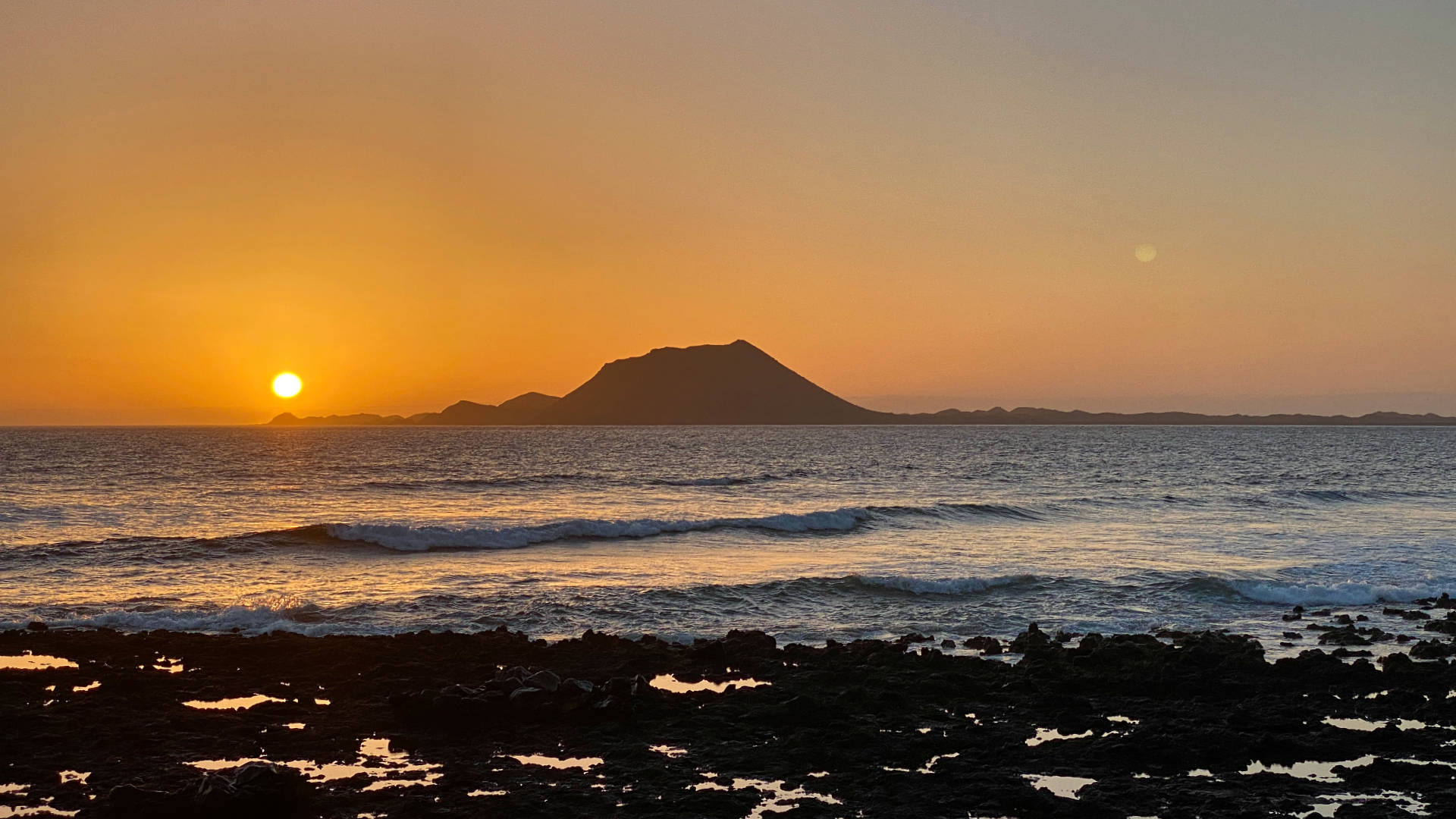 Unterwegs in Corralejo am frühen Morgen: Verschlafen aber bunt, liegt der Ort in der Morgensonne.