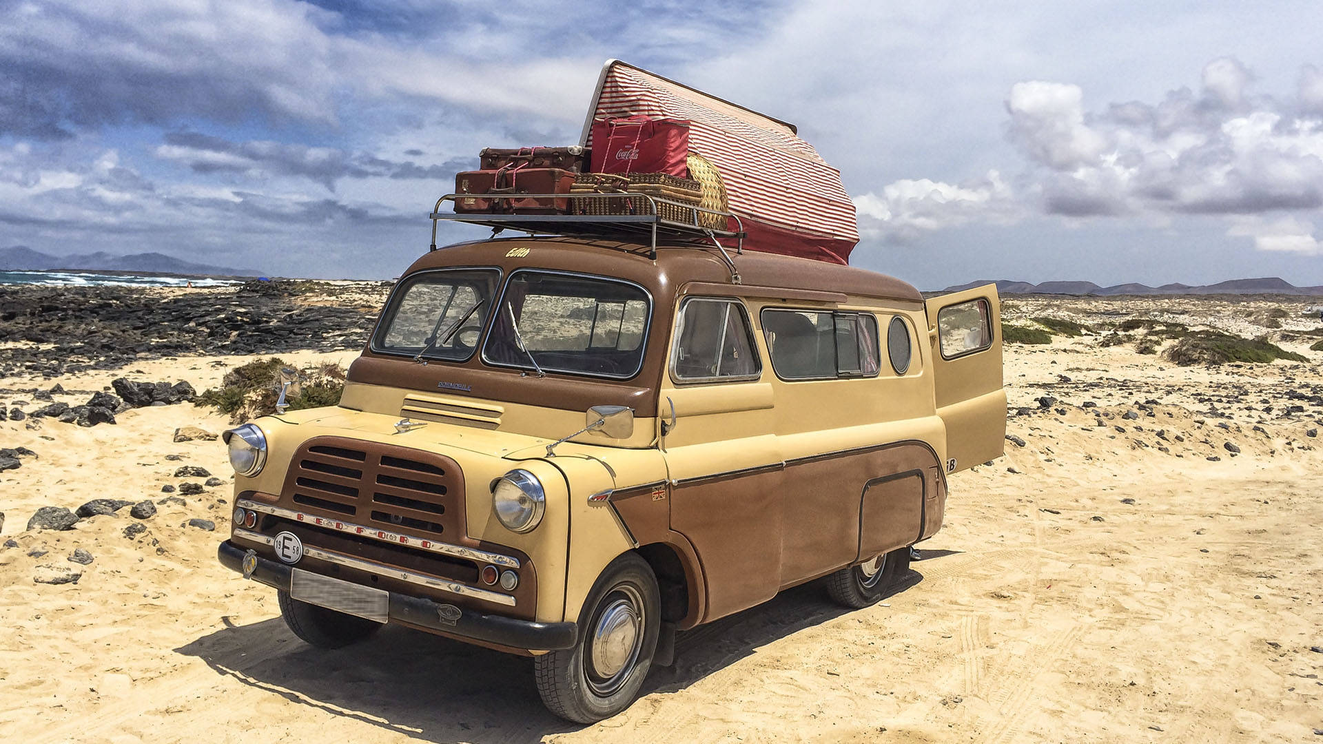 Bedford Dormobile an der Caleta del Marrajo Fuerteventura – campen und Vanlife auf den Kanaren.