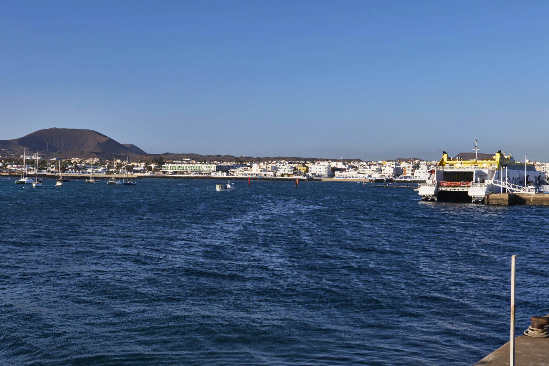 Der Hafen von Corralejo im Morgenlicht.