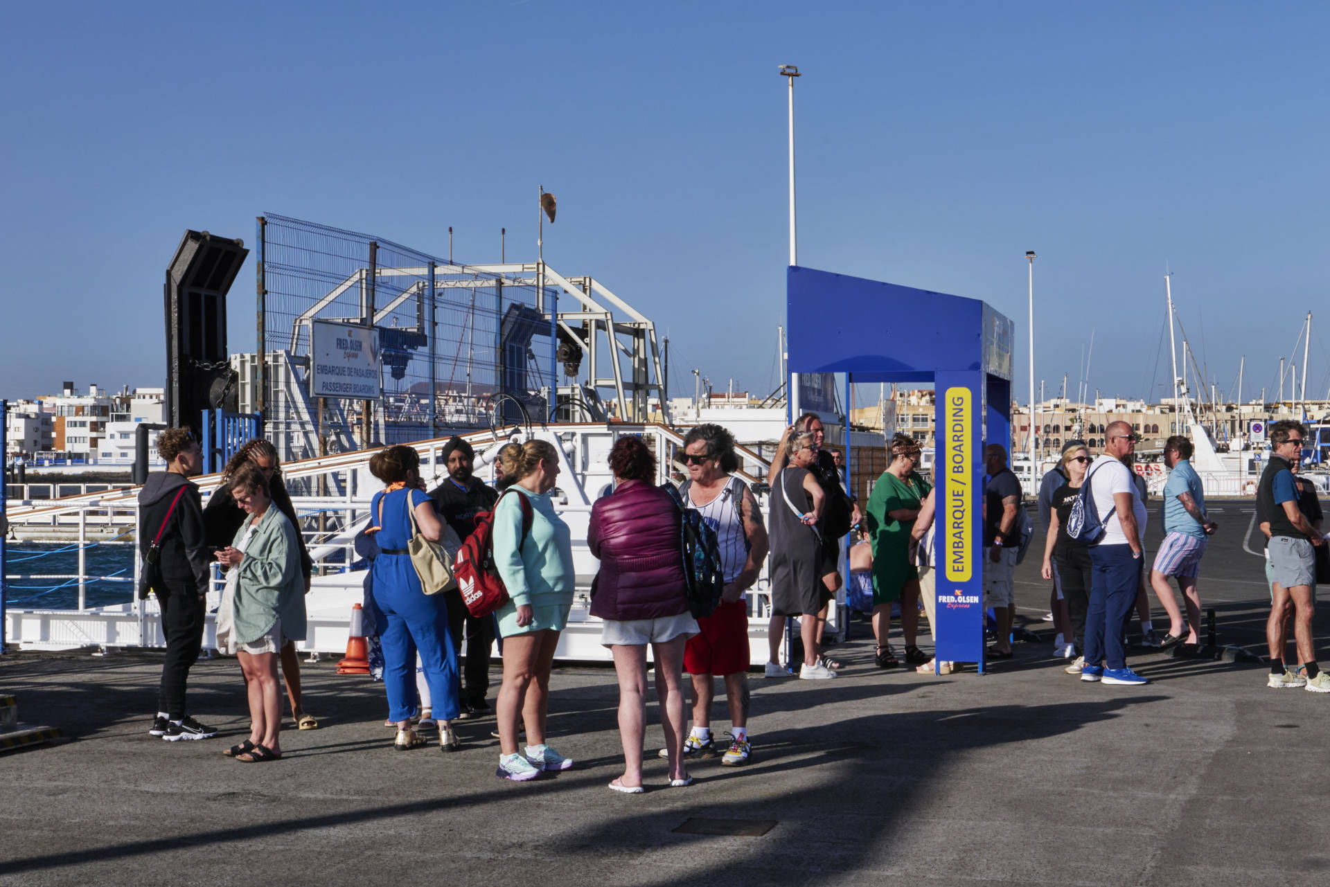 Embarking des Buganvilla Express am frühen Vormittag im Hafen von Corralejo.