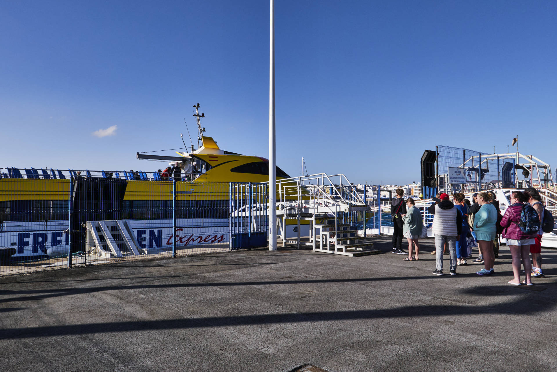 Embarking des Buganvilla Express am frühen Vormittag im Hafen von Corralejo.