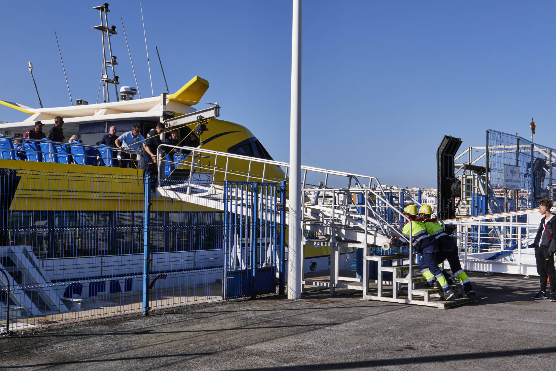 Embarking des Buganvilla Express am frühen Vormittag im Hafen von Corralejo.