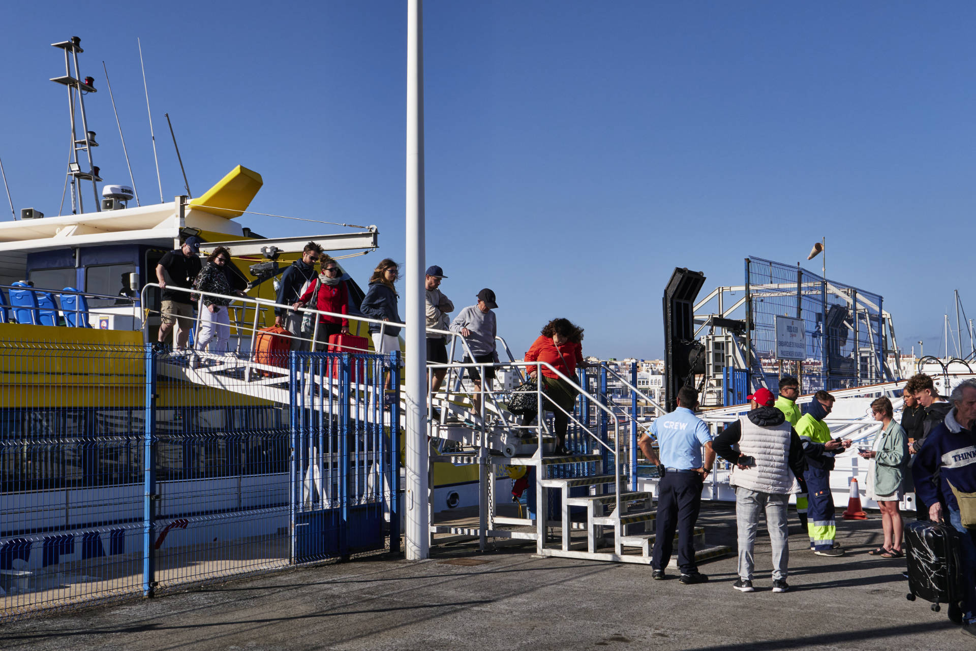 Embarking des Buganvilla Express am frühen Vormittag im Hafen von Corralejo.