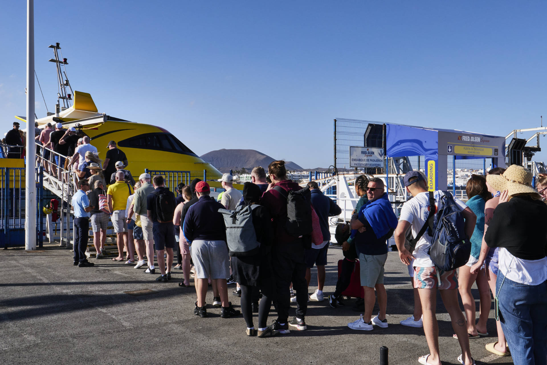 Embarking des Buganvilla Express am frühen Vormittag im Hafen von Corralejo.