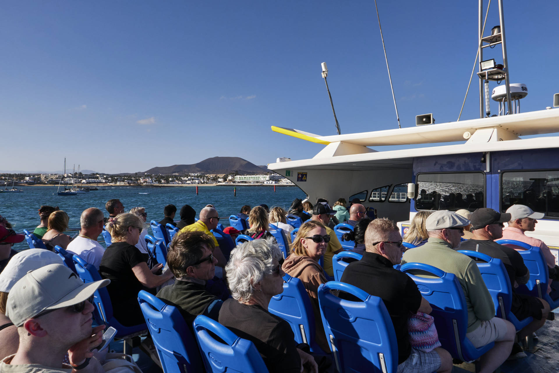 Auslaufen mit der Buganvilla Express von Corralejo – in der Ferne der Caldera Bayuyo (272 m).