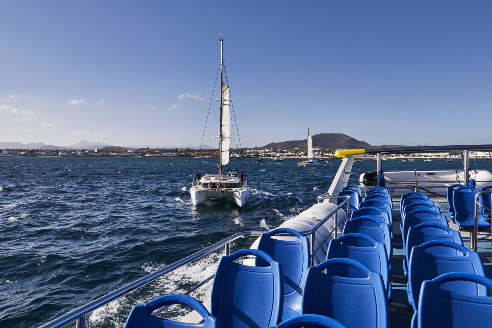 Auslaufen mit der Buganvilla Express von Corralejo – in der Ferne der Caldera Bayuyo (272 m).