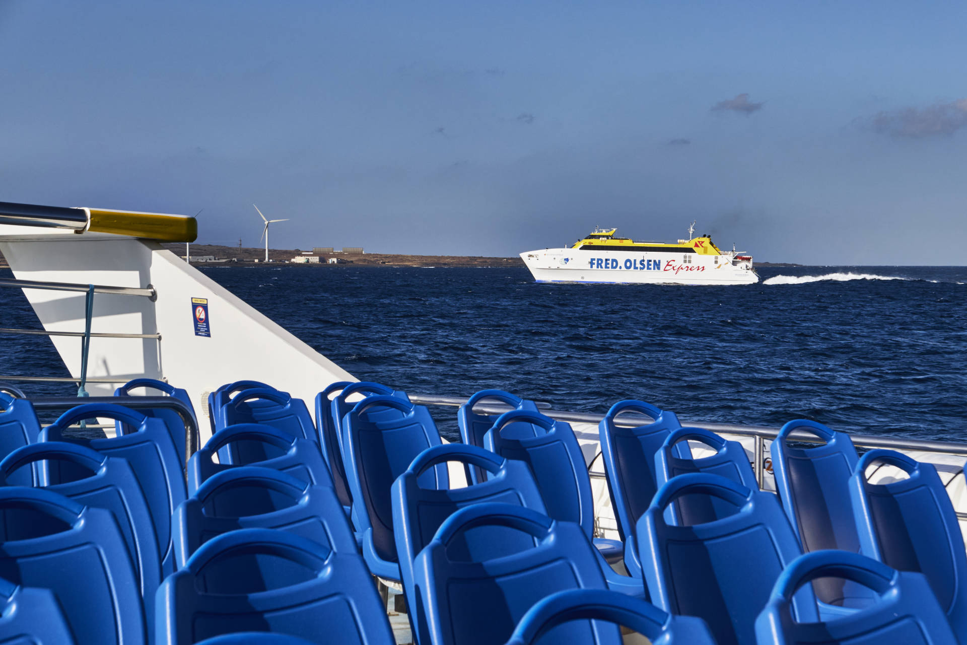 Die nach Corralejo einlaufende Bocayna Express querab – im Hintergrund der El Charco de Bristol mit der Meerwasserentsalzung.