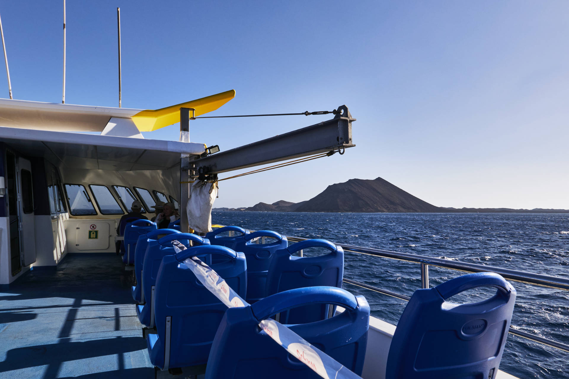 Der Montaña de la  Caldera (123 m) auf der Isla de Lobos wird passiert.