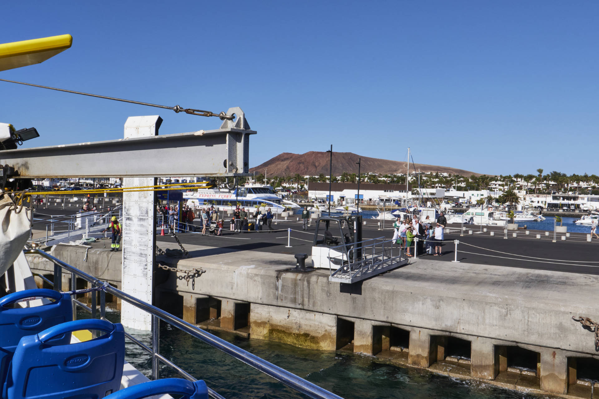 Disembarking des Buganvilla Express im Hafen Playa Blanca auf Lanzarote.