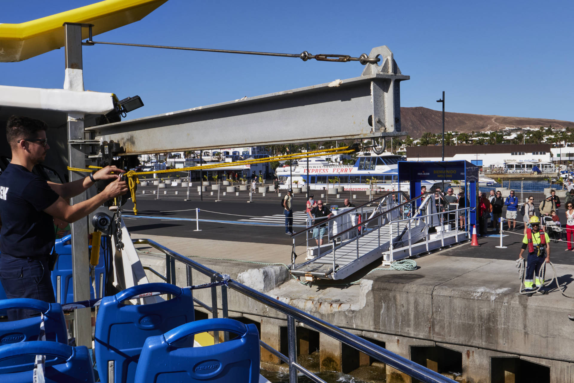 Disembarking des Buganvilla Express im Hafen Playa Blanca auf Lanzarote.