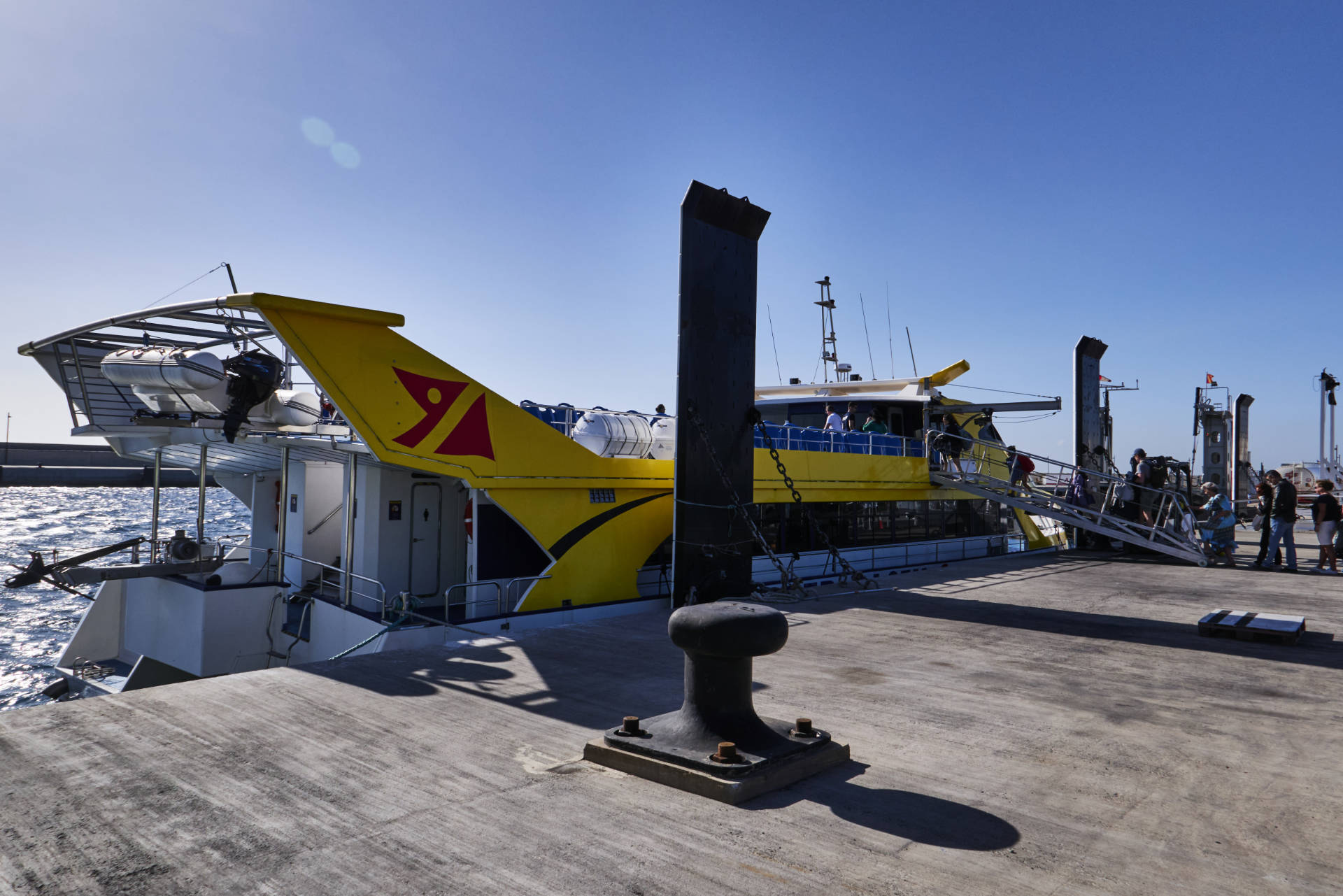 Embarking des Buganvilla Express im Hafen Playa Blanca auf Lanzarote.